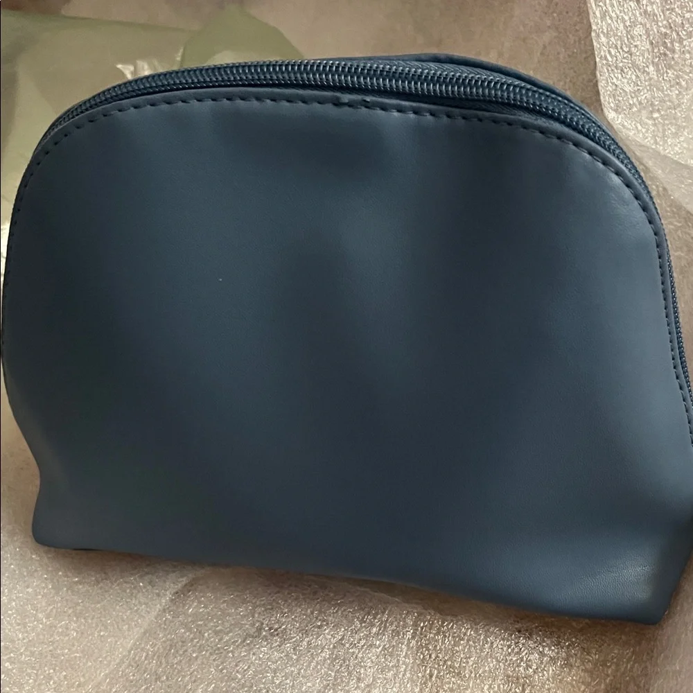 SALVATORE FERRAGAMO Blue Cosmetic Bag Set with toiletries from the Airline NEW